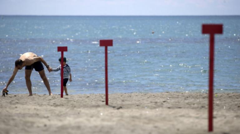 Con ayuda de apps y vigilantes, Italia reabrirá sus playas. Foto: EFE