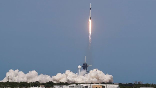 El despegue del cohete Falcon 9 con la cápsula Crew Dragon fue recibido con aplausos en el Centro Espacial Kennedy de Cabo Cañaveral.