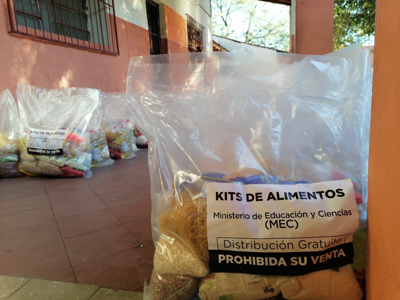 Los kits alimenticios serán entregados a unas 32 instituciones durante la primera jornada de la cuarta entrega. Foto: @MECpy
