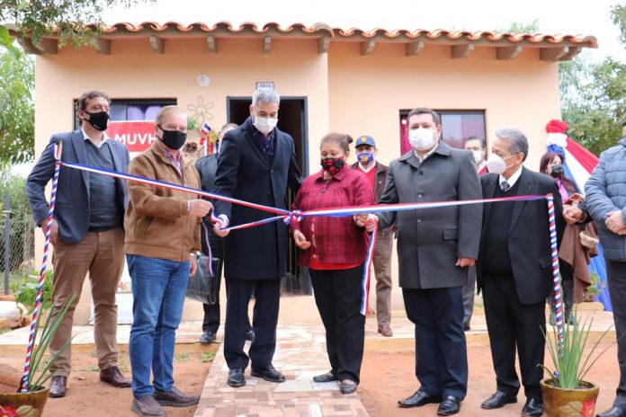 El presidente de la República, Mario Abdo Benítez, inaugurando una vivienda social junto con otras autoridades y los beneficiarios.