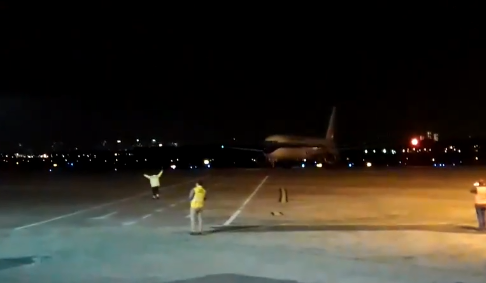 Captura de video del aterrizaje del vuelo humanitario llegado desde Miami, Estados Unidos, en el aeropuerto Silvio Pettirossi.