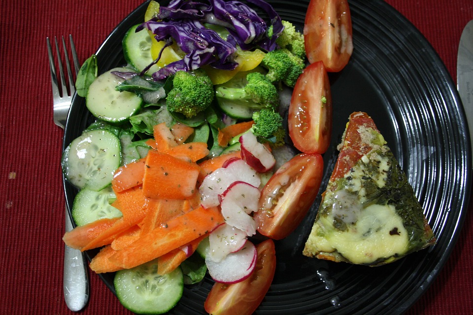 Foto de un plato saludable con verduras y hortalizas.