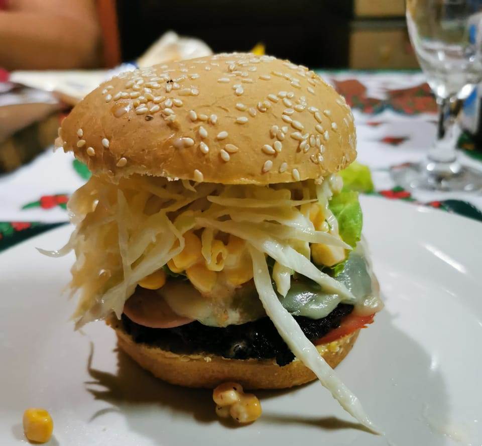 Foto ilustración de una hamburguesa, como comida chatarra.