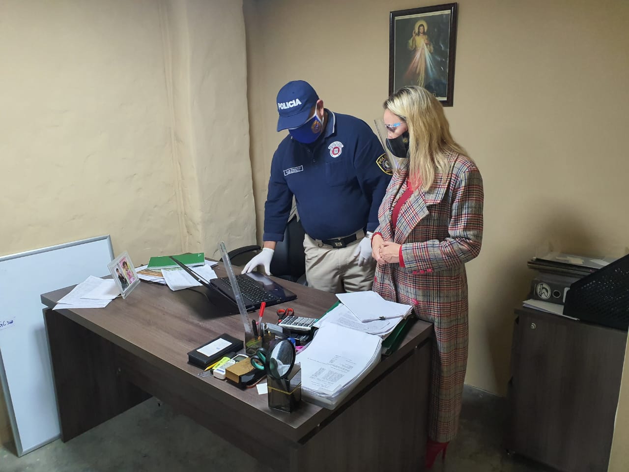 Fiscal Irma llano y agente del ministerio público realizando la inspección de una oficina.