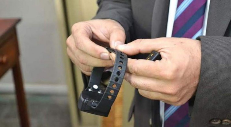 Autoridades evalúan la implementación de pulseras electrónicas para compatriotas que cumplen cuarentena domiciliaria. Foto ilustrativa