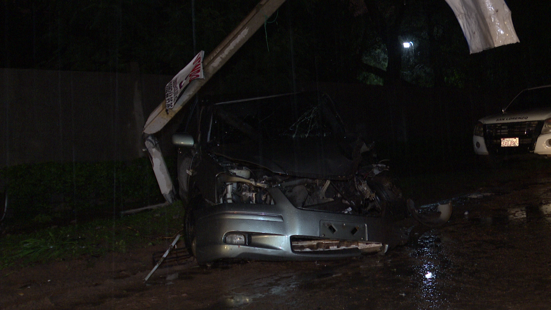 El chofer perdió el control del rodado y terminó contra una columna de la ANDE.