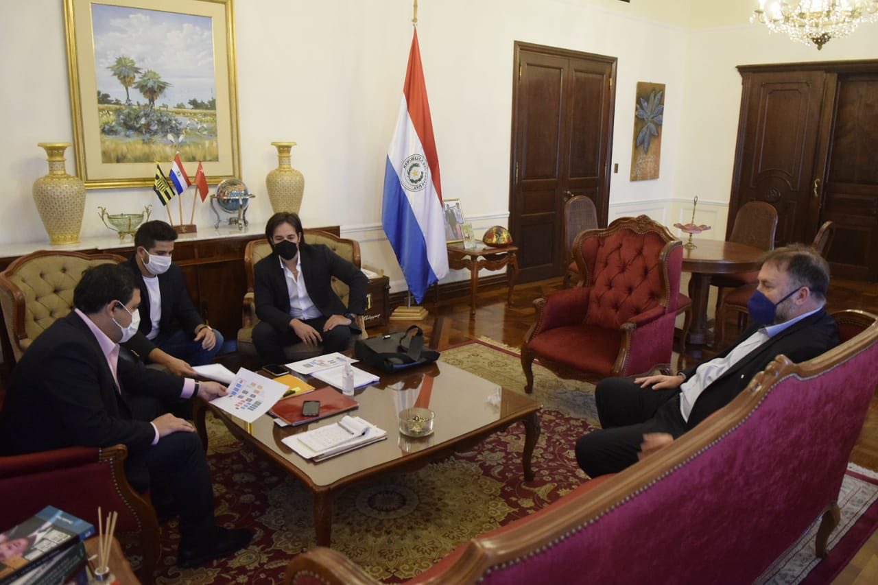 Reunión en el despacho de vicepresidente con ministros e ingenieros.