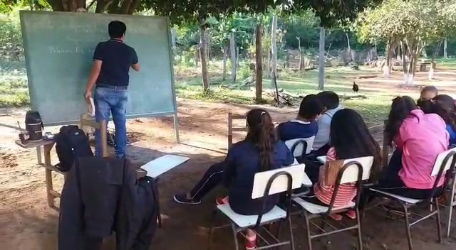 En zonas rurales, los alumnos debían dar clases bajo los árboles. Foto: Captura de video