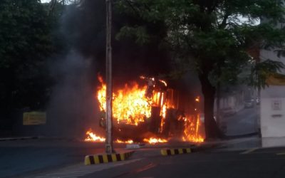 Incendio de bus de la línea 19 en pleno centro de Asunción