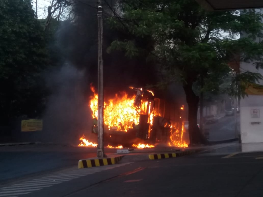 El incendio puso en riesgo todos los comercios que se encontraban en su entorno. Se reportó muy cerca de una estación de servicios. Foto: Gentileza