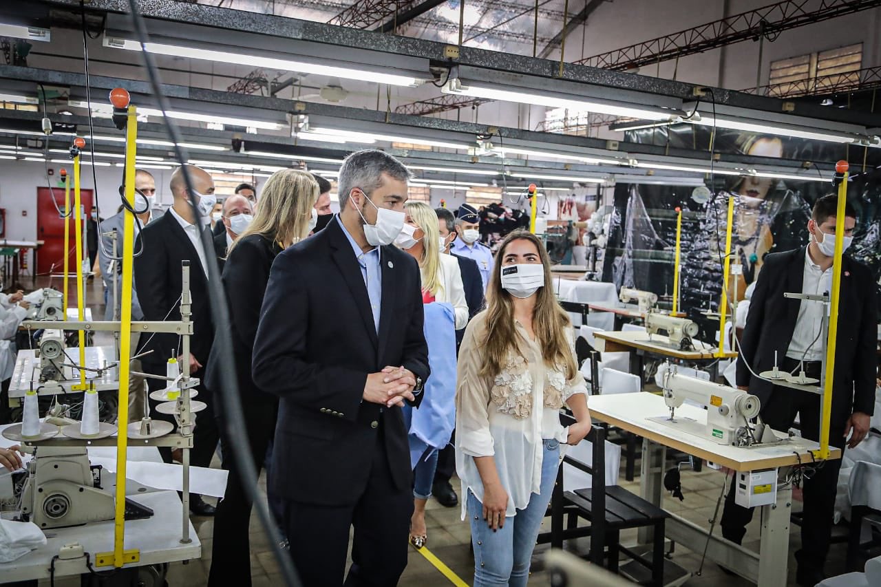 El presidente Mario Abdo Benítez durante su recorrido por la industria Textil HANACE S.A.C.I. Foto: @PresidenciaPy