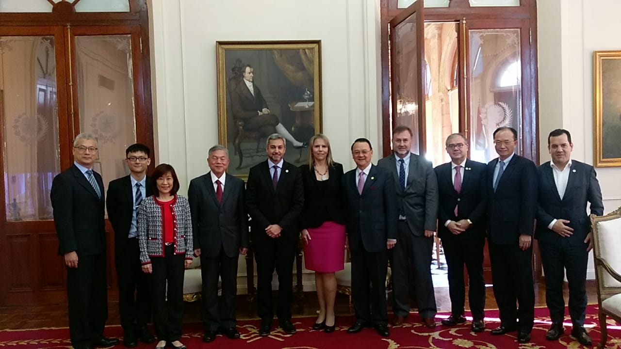 Presidente de la República, Mario Abdo Benítez, con ministros del Ejecutivo y comitiva del Gobierno de China (Taiwán).