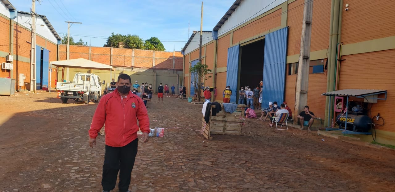 Los compatriotas en los albergues exigen la entrega de sus resultados de Covid-19. Foto: Gentileza