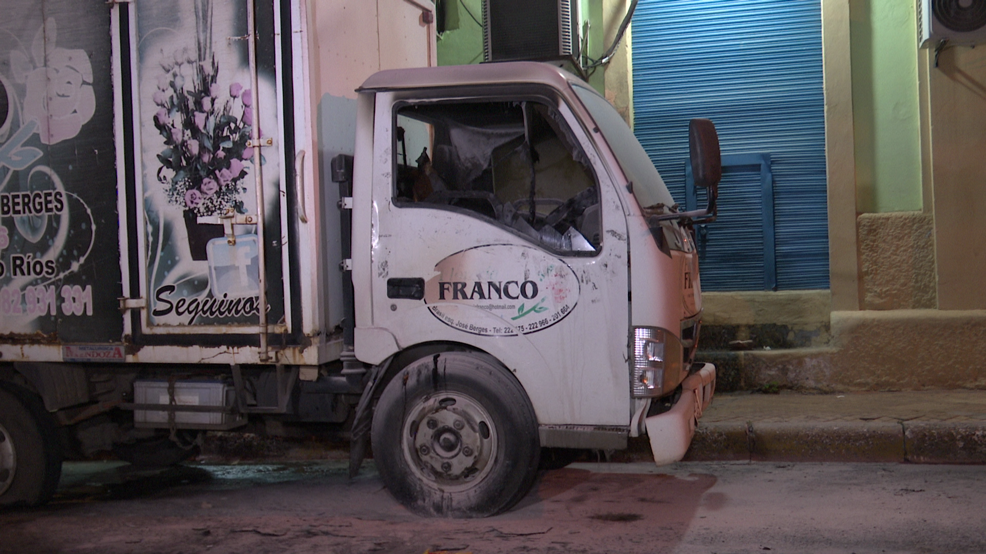 La cabina del camión se incendió, aparentemente por problemas eléctricos.