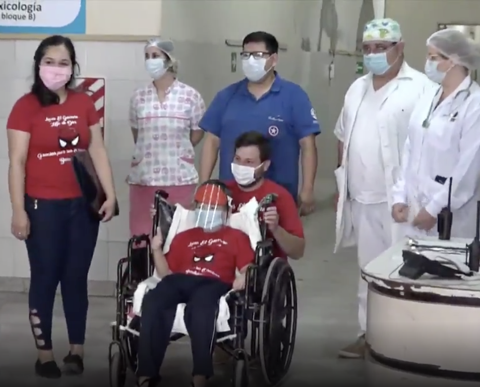 Captura de video del momento en que Lucas sale, en silla de ruedas, del Hospital.