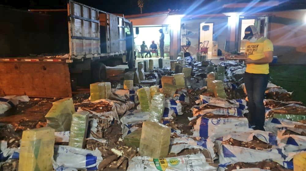 Unos 1.007 kilogramos de marihuana prensada fueron halladas entre un cargamento de mandioca. Foto: @MaritoAbdo