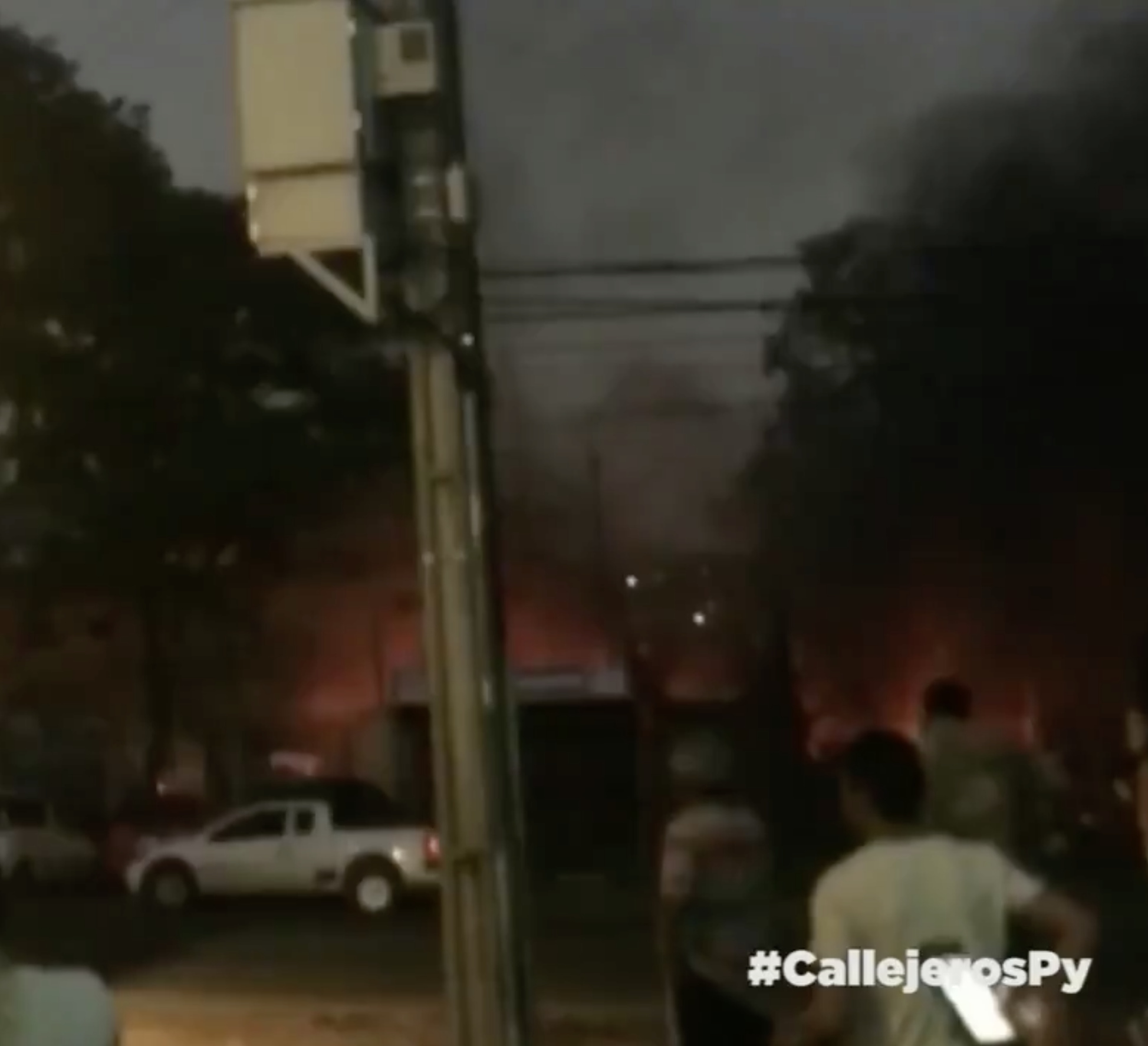 Captura del video del incendio de gran magnitud.