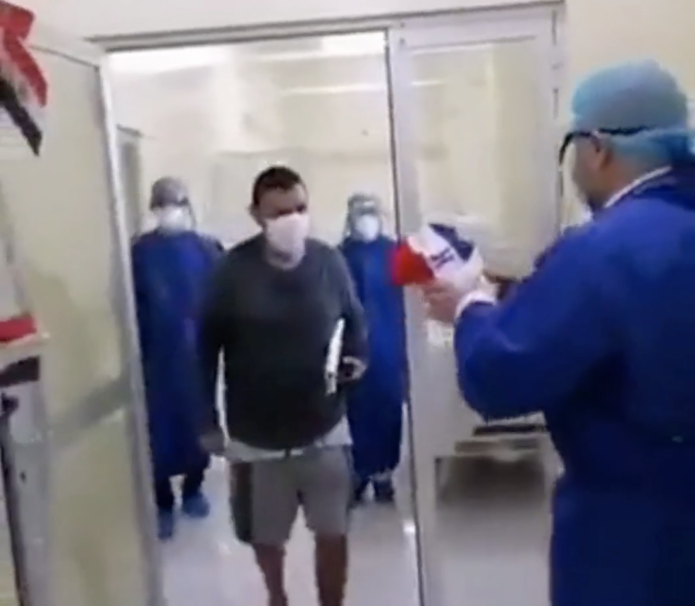 Captura de video del paciente siendo dado de alta.