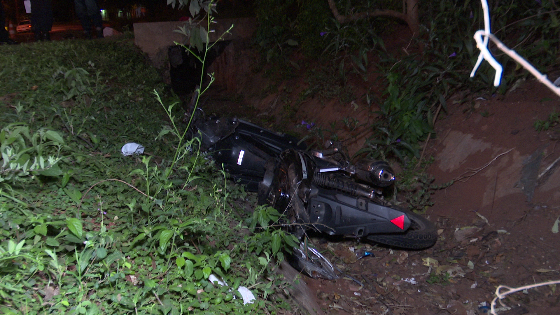La motocicleta cayó al costado de un pequeño puente, tras perder el control.