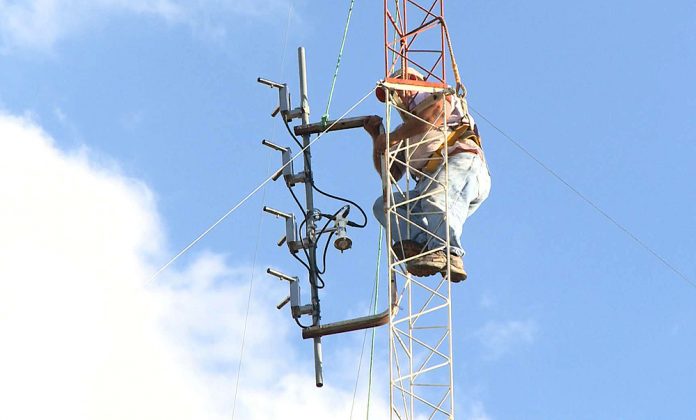 Foto de referencia, técnico instalando antena.