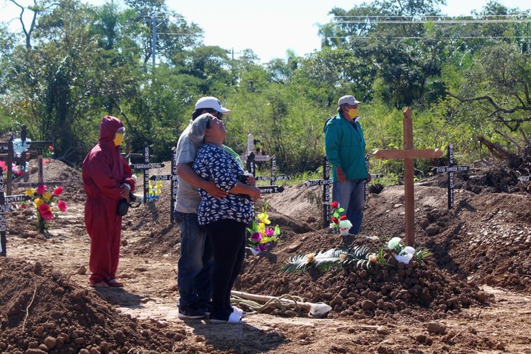 Personas enterrando a sus familiares en un cementerio boliviano.