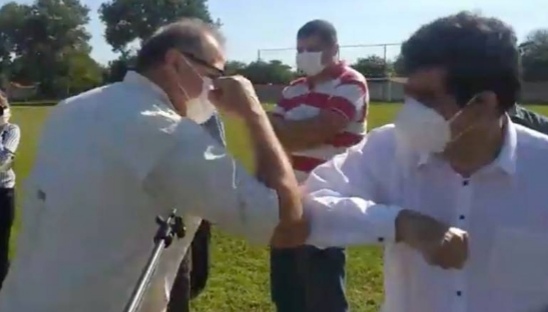 El intendente de San Roque González saludó así al ministro de la SEN, Joaquín Roa. Foto: Gentileza