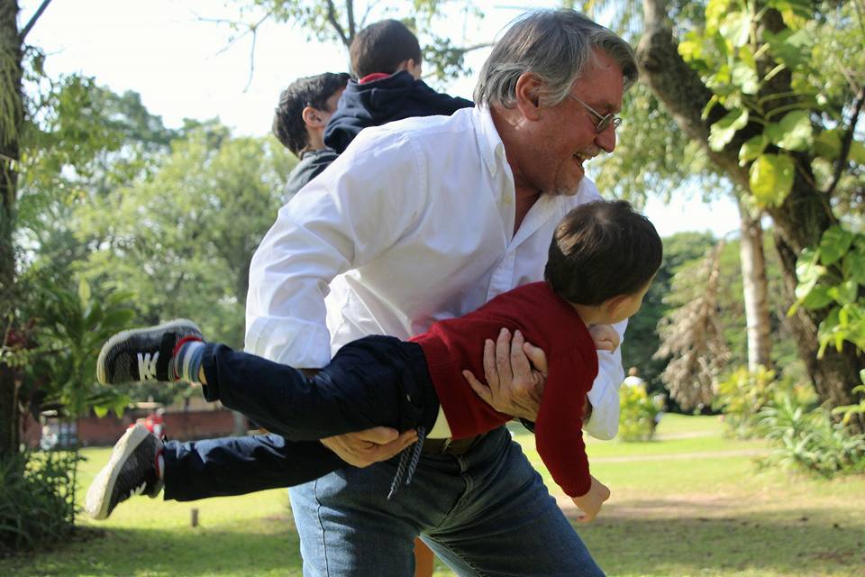 "Me siento orgulloso ser papá de 3 hijos y abuelo de 7 nietitos maravillosos" - Rubén Ovelar | Foto: Facebook