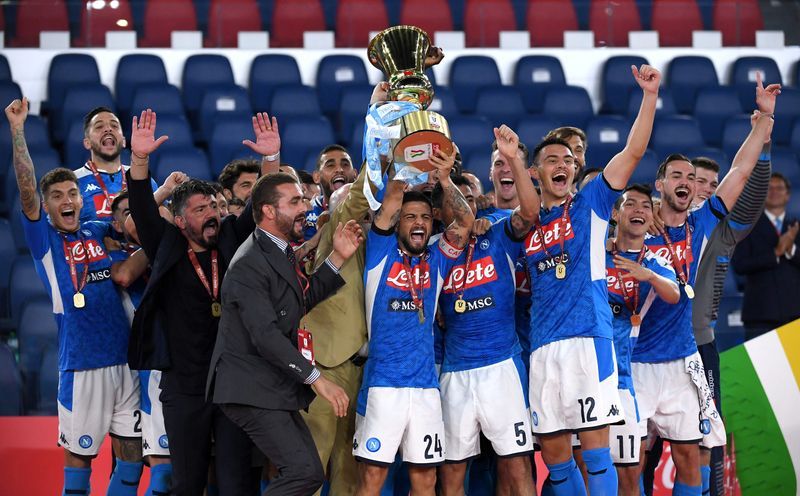 Equipo del Napoli festejando con la Copa Italia.