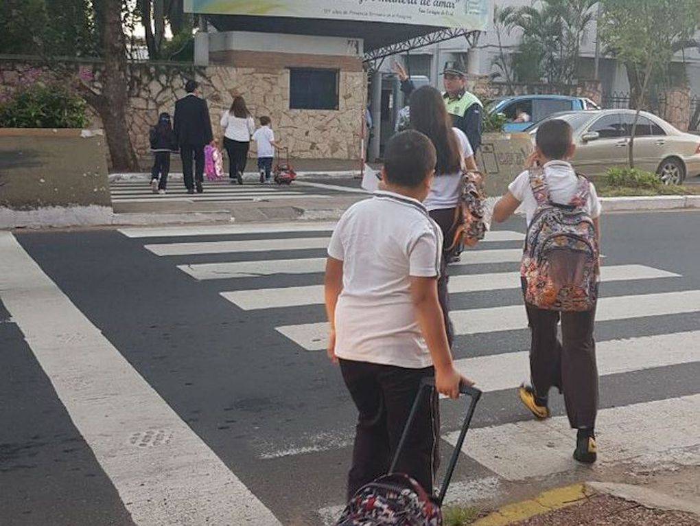 Imagen de referencia. Niños llegando a la escuela.