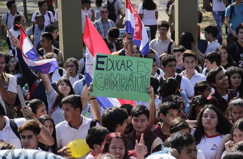 Foto representativa. Manifestación de estudiantes con un cartel que dice 