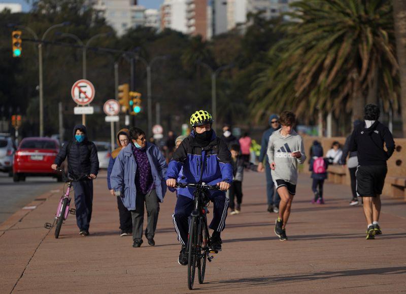 Personas haciendo actividad física al aire libre en la ciudad de Montevideo.