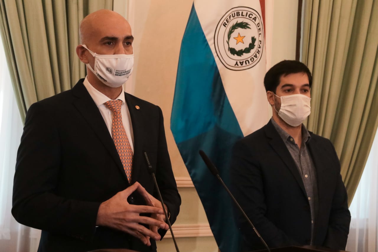 Julio Mazzoleni, ministro de Salud, junto a Guillermo Sequera, director de Vigilancia de la Salud. Foto: Presidencia