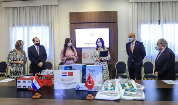 Acto donde se recibió oficialmente la donación de Turquía, con autoridades nacionales y turcas.