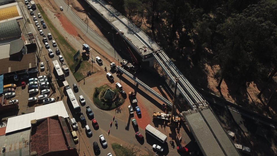 Foto aérea de la colocación de las vigas para el viaducto de menor extensión del Corredor Vial Botánico.