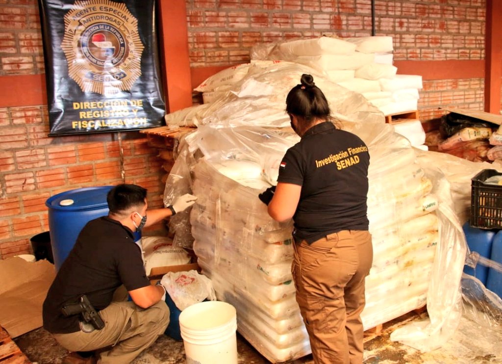 Agentes de la Senad y representantes del Ministerio Público realizaron allanamientos en depósitos de una firma que comercializa químicos. Foto: @senad_paraguay