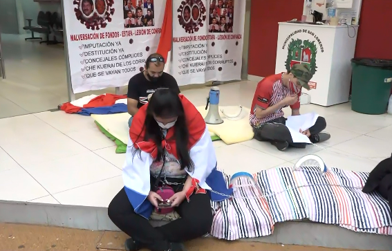 Jóvenes encadenados en la entrada de la Municipalidad de San Lorenzo.