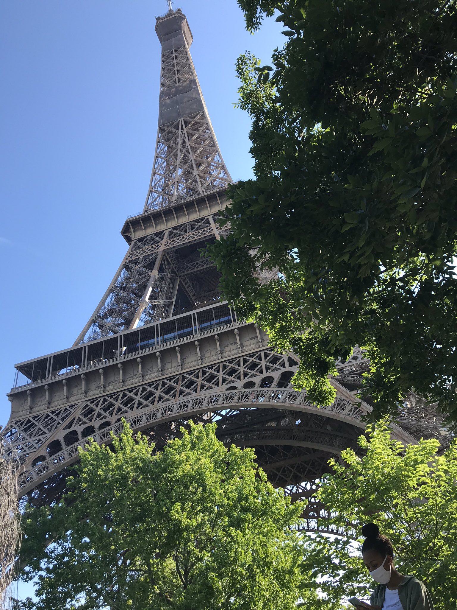 La Torre Eiffel volvió a recibir turistas luego de 104 días. Foto: @AidaPalau78