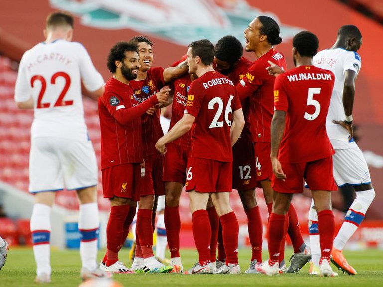 Equipo de Liverpool festejando