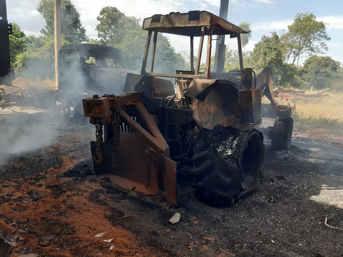Tractor quemado por desconocidos en estancia del norte.