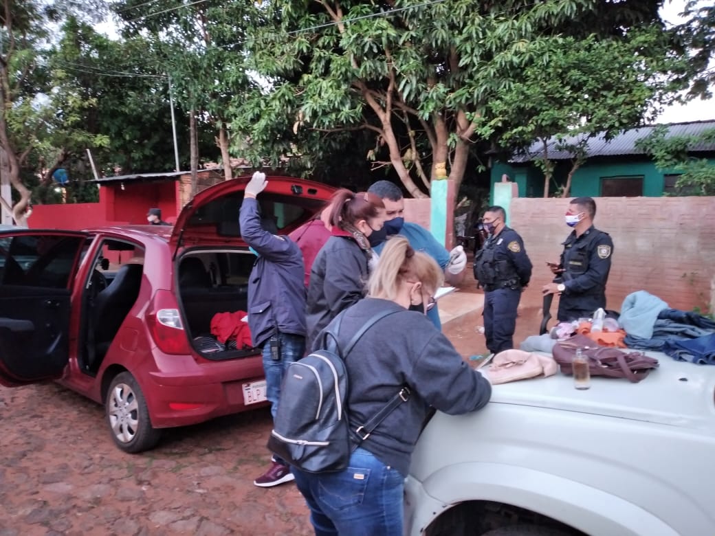 En el allanamiento en Capiatá fueron detenidos Alejandra Medina Olmedo (20) y Juan José Cantero Caballero (28). Foto: @RRPPpoliciapy