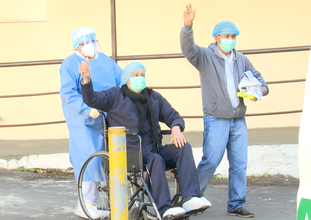 Pacientes de 82 y 41 años saliendo del Ineram tras superar la Covid-19.