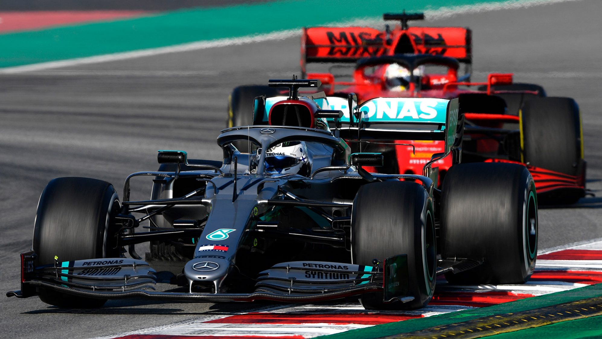 Valteri Bottas en su Mercedes, ganador del Gran Premio de Austria, seguido de Charles Leclerc de Ferrari