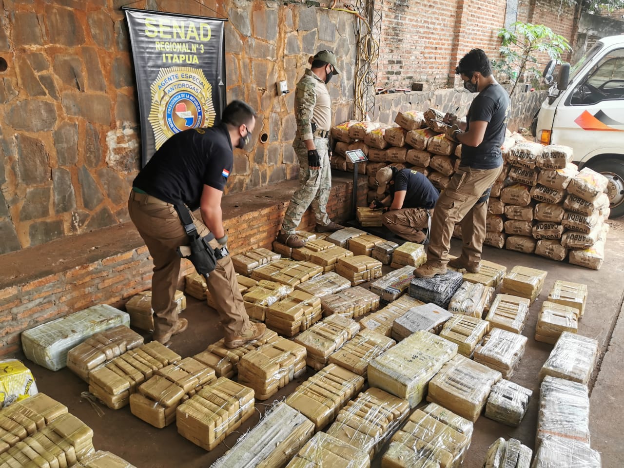 Unos 729 kilos de marihuana prensada fueron detectados. Presumen que la carga tenía como destino Argentina. Foto: @senad_paraguay