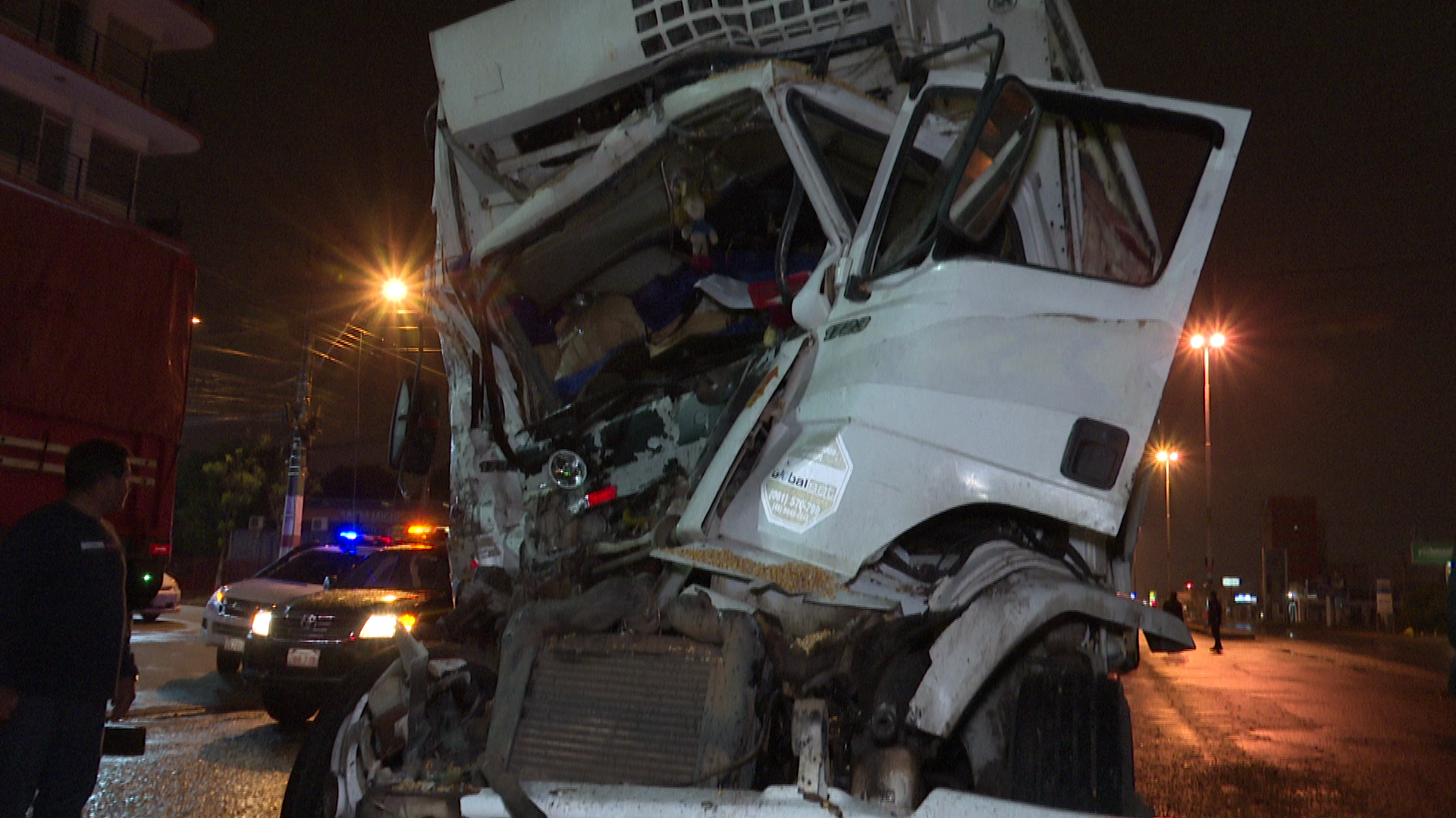 El camión refrigerado impactó violentamente contra un camón averiado. Por fortuna, el conductor resultó solo con lesiones leves.