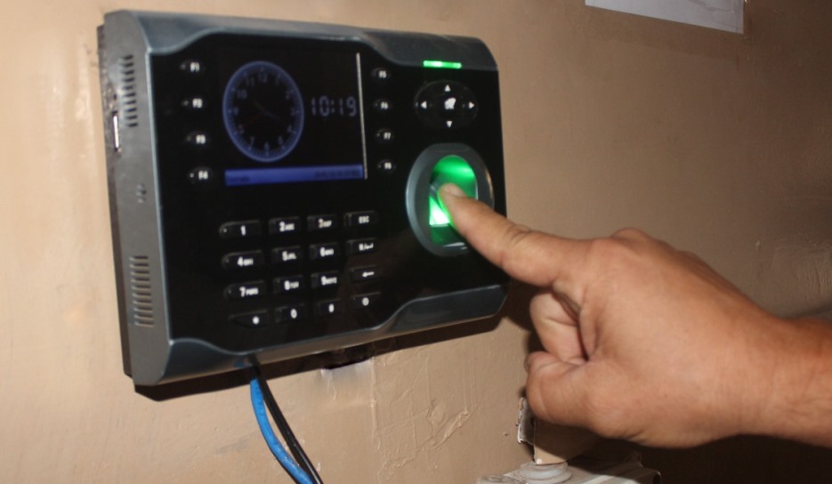 La mayoría de las empresas y organizaciones siguen utilizando el reloj biométrico para el control de asistencia de empleados. Foto: Agencia IP