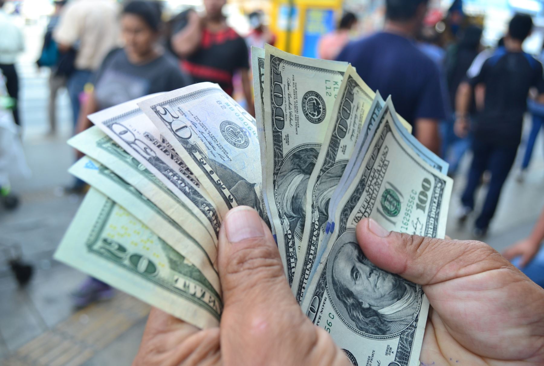 La cotización de la moneda norteamericana llegó en promedio a 6.750 guaraníes. Foto referencial