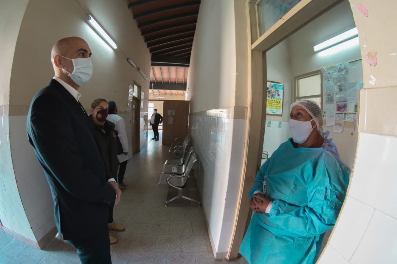 Ministro Mazzoleni en hospital con una enfermera.