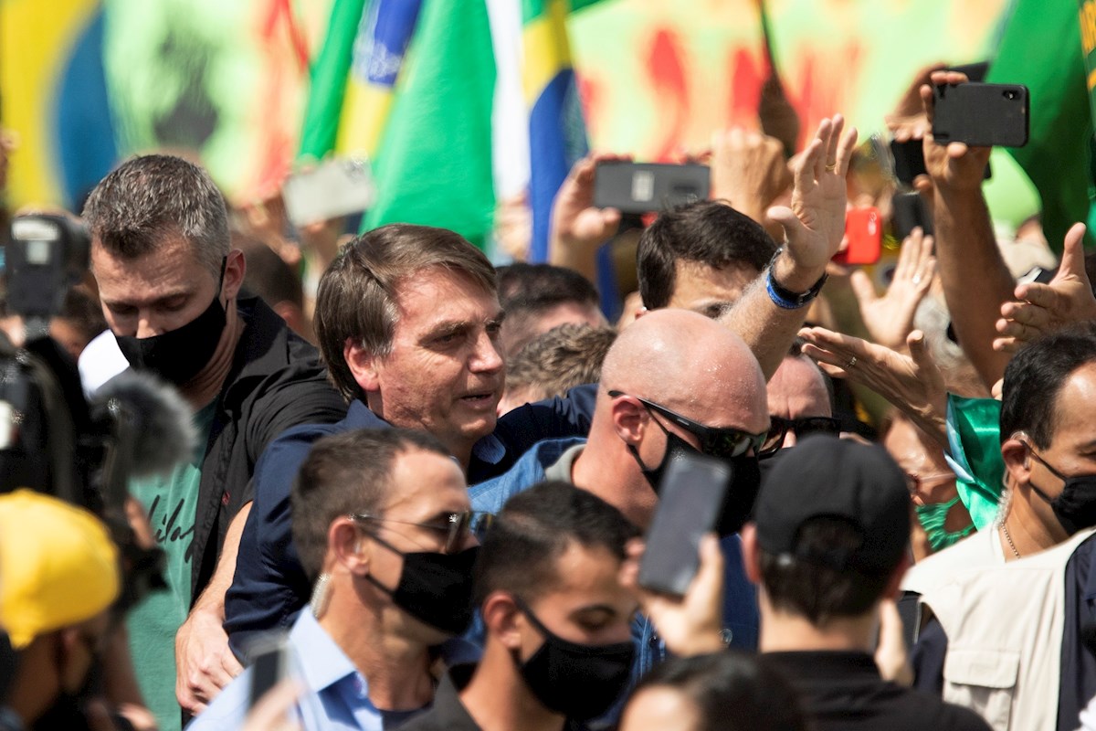 Bolsonaro ignorando medidas santiarias en medio de una multitud.