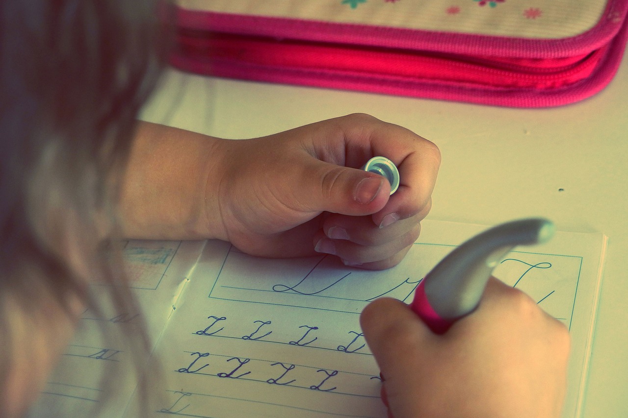 Imagen ilustrativa de un niño realizando la tarea escrita.