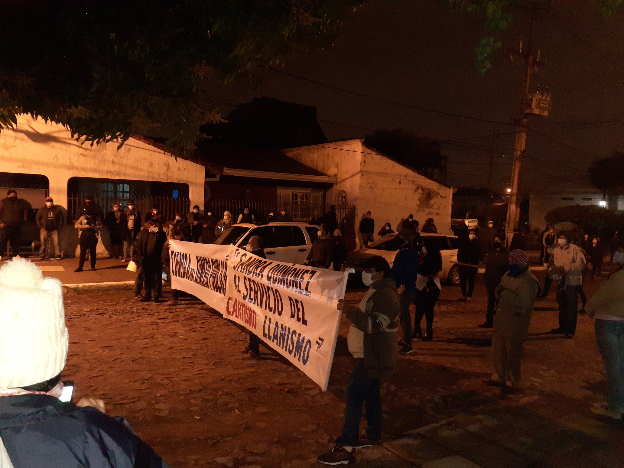 Los manifestantes realizaron su protesta frente a la vivienda de la Fiscal General del Estado, Sandra Quiñónez. Foto: @Patriota1870